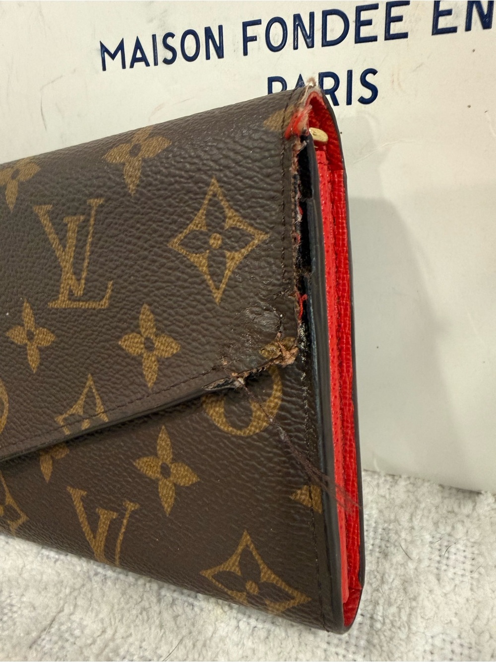 Louis Vuitton Sarah Monogram Wallet with Coquelicot Red interior - Picture 4 of 16